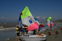 Segelnde Kinder an der Opalküste