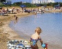 Mädchen am Badestrand von Protaras